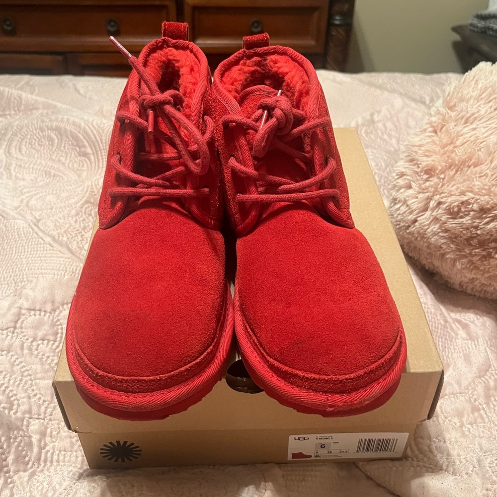 AUTHENTIC size 6 in kids neumel uggs